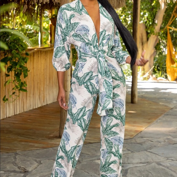 Unworn jumpsuit from Club L London bold tropical print and elongating wide legs. - Picture 3 of 5